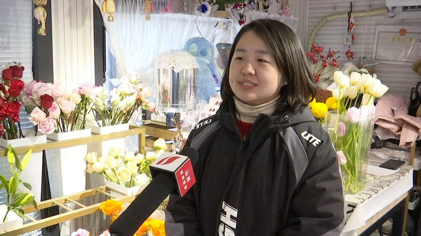 Pasar bunga tumbuh subur dengan orang-orang yang memilih dan membeli bunga yang melambangkan keberuntungan dan kekayaan