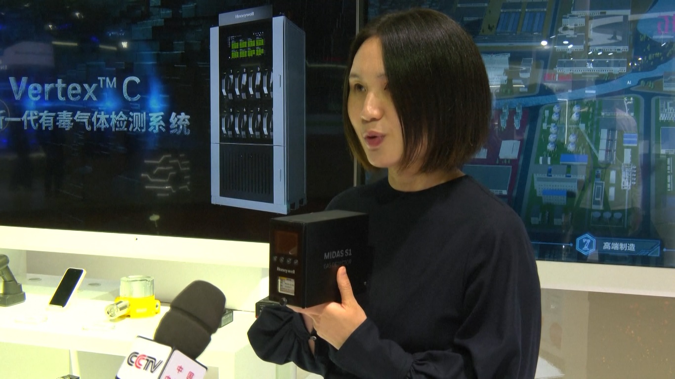 Produk-produk berteknologi tinggi termasuk robot humanoid