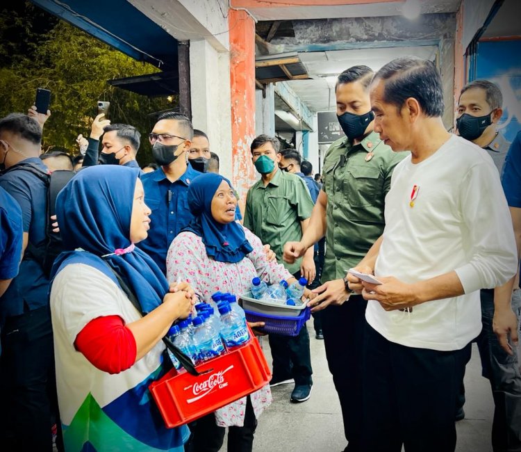 Presiden Joko Widodo dengan pengawalan minimal dari Paspampres menyapa wisatawan dan masyarakat Yogyakarta di kawasan Malioboro