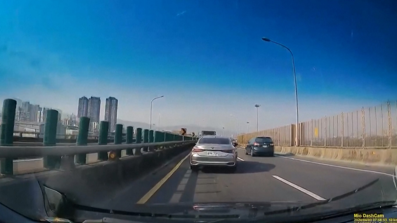 Dashcam berdurasi 31 detik menunjukkan bahwa kendaraan yang melaju di jalan raya berguncang saat gempa terjadi Banyak kendaraan yang berhenti atau melambat