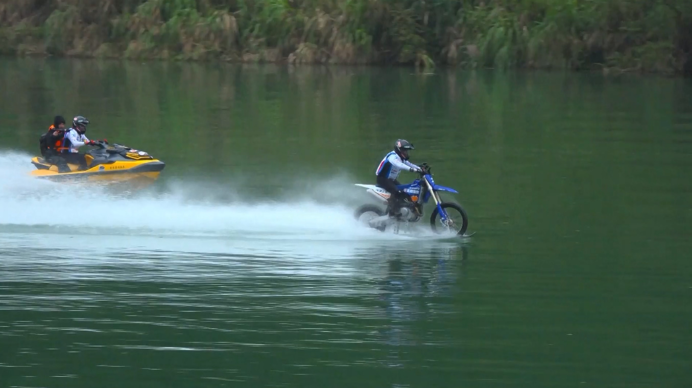 Pengusaha Sepeda Motor Asal Tiongkok Cetak Rekor Dunia untuk Aksi Berkendara di Atas Air