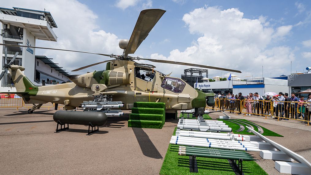 Teknologi penerbangan mutakhir Tiongkok termasuk jet tempur J-20 J-35A dan J-10CE ditampilkan di Pameran Udara Paris ke-55