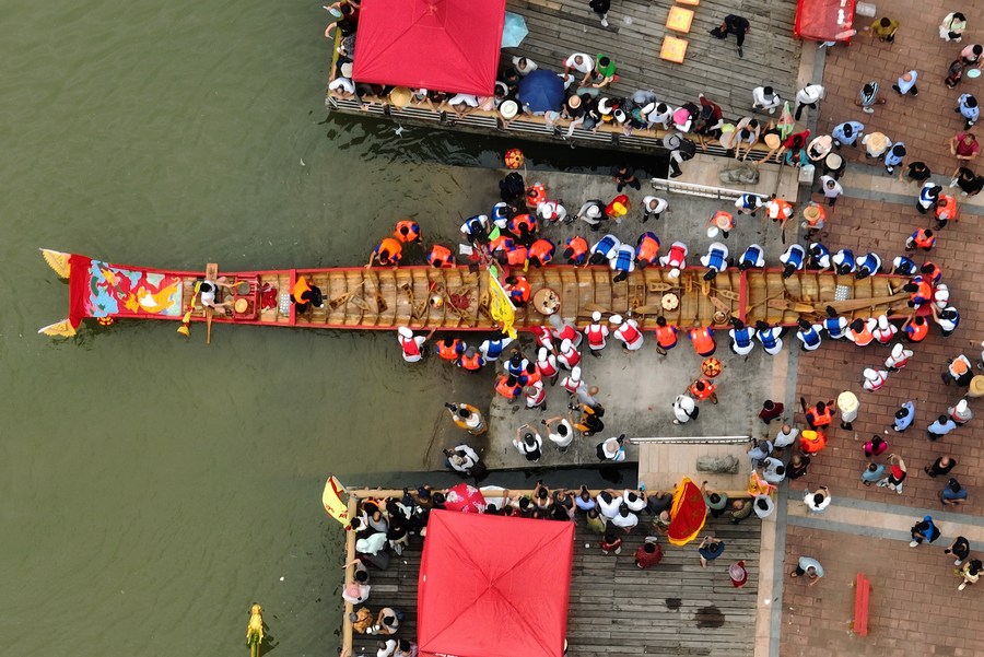 Sebagian besar wisatawan lebih menyukai tamasya atau wisata kota karena cuaca hujan yang berkepanjangan