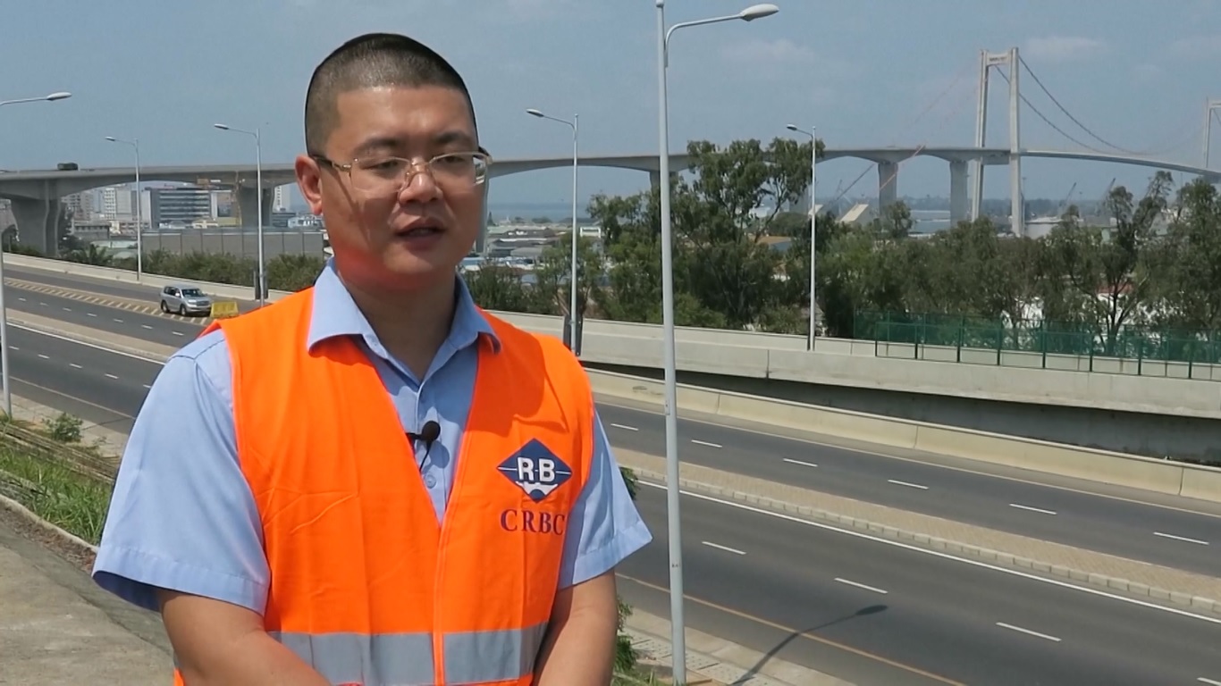 Penduduk setempat mengatakan bahwa jembatan tersebut telah membuat hidup mereka lebih mudah