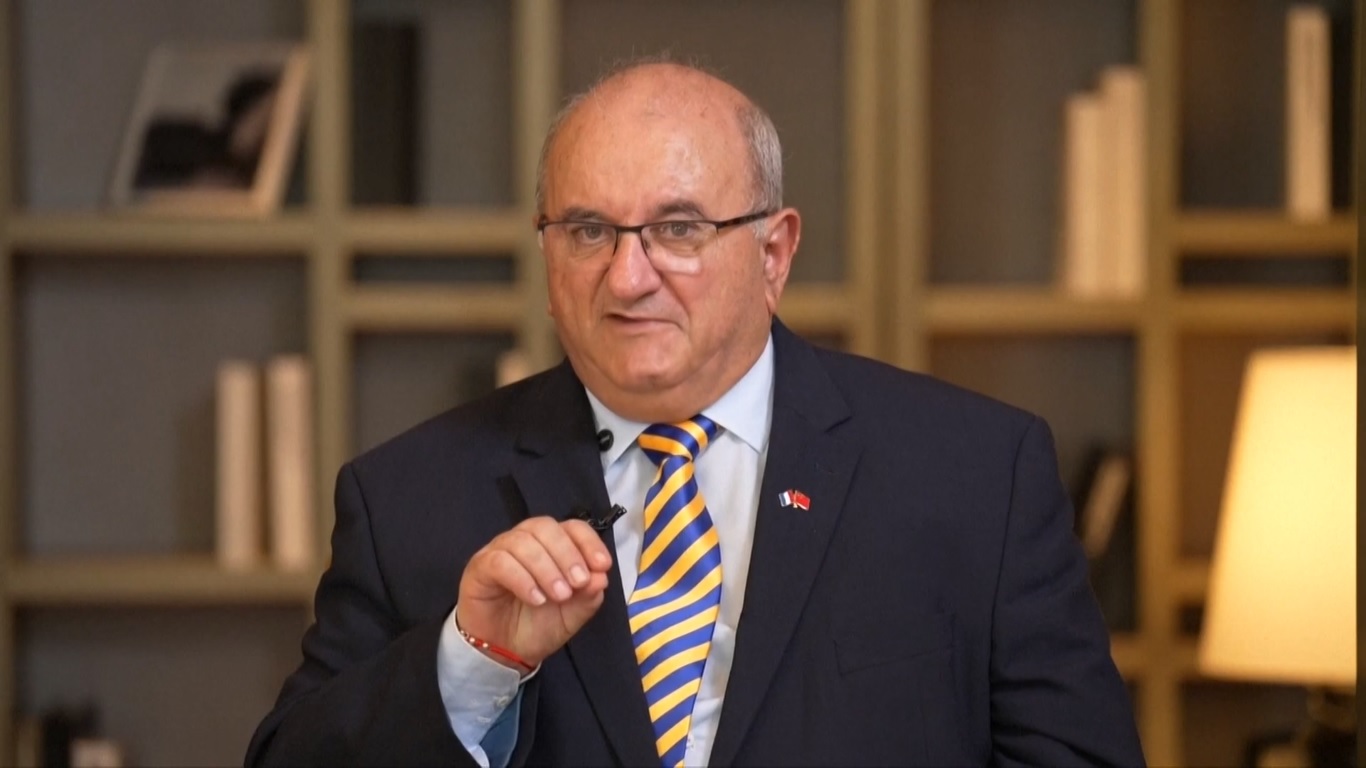 Walikota Benoit Digeon dengan bangga menyoroti bahwa 180 siswa belajar bahasa Mandarin di sekolah-sekolah setempat