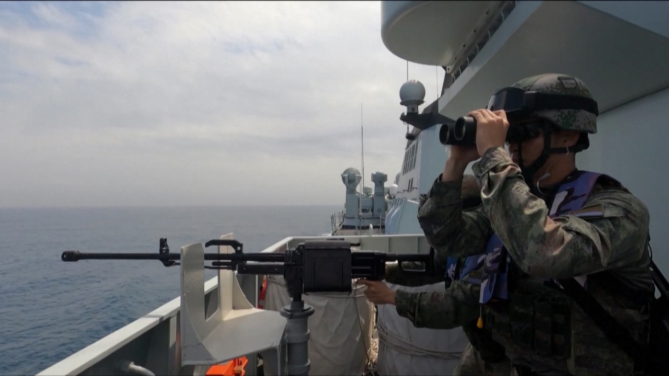 Armada angkatan laut tersebut melakukan latihan pencarian dan penyelamatan bersama