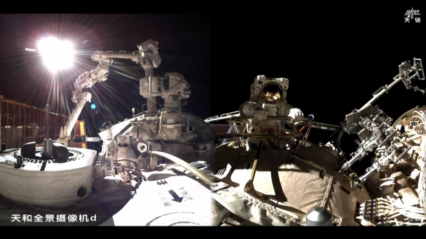 Trio astronot -- Chen Dong