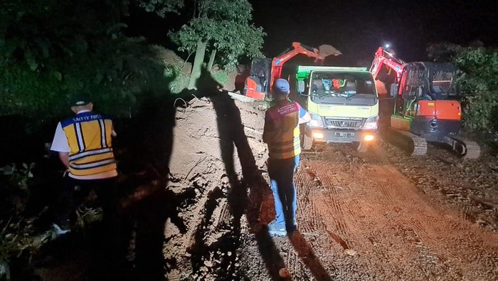 Sebanyak 6 unit excavator dan 6 unit dump truck dikerahkan Kementerian Pekerjaan Umum dan Perumahan Rakyat (PUPR) untuk melakukan penanganan di ruas jalan nasional Puncak-Cipanas-Cianjur yang tertimbun longsor