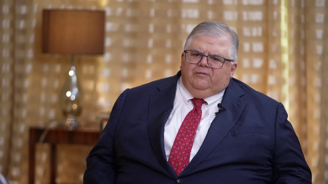 Carstens menyoroti bahwa kebijakan Tiongkok yang mengatur pasar properti akan mulai menyegarkan kembali pasar dan mengurangi ketidakpastian bagi pemilik rumah