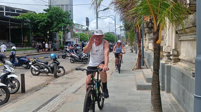 Seorang Turis difabel asal Australia mengungkapkan trotoar memang harus berfungsi sebagaimana mestinya yakni untuk pejalan kaki dan orang berkursi roda seperti dirinya