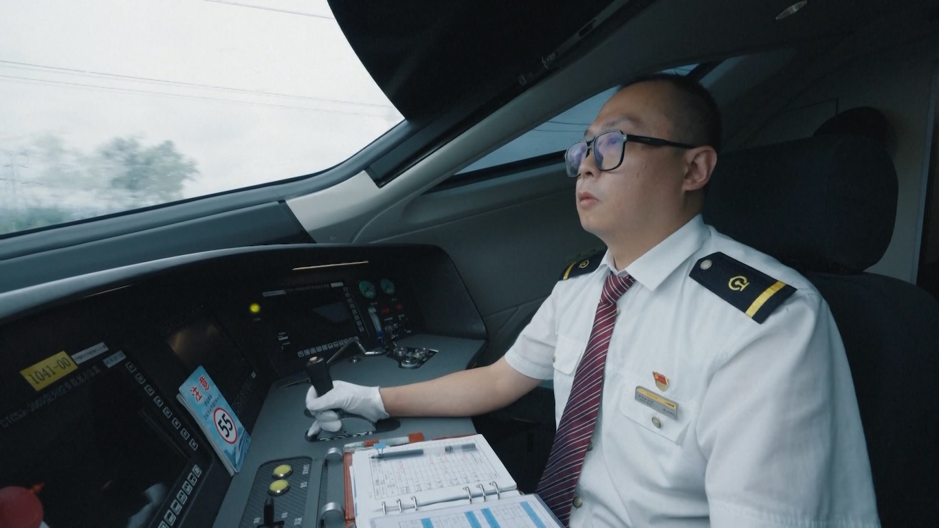 Jalur kereta cepat sepanjang 308 kilometer dengan kecepatan yang dirancang 300 hingga 350 kilometer per jam itu mulai beroperasi pada akhir tahun 2015