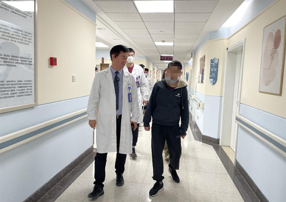 Dokter di Rumah Sakit Xinhua mengumumkan keberhasilan operasi mereka pada seorang anak laki-laki India berusia 14 tahun dengan penyakit langka yang menyebabkan kelengkungan tulang belakang yang ekstrem