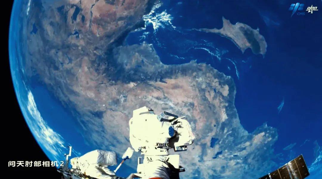Koleksi baru foto menakjubkan yang diambil selama spacewalk taikonaut di luar stasiun luar angkasa Tiongkok yang dirilis oleh Tiongkok Manned Space Agency (CMSA) sangat memanjakan mata