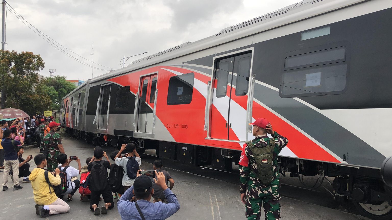 Kedatangan rangkaian pertama KCI-SFC120V ini mengejutkan para pecinta kereta api Pasalnya tidak ada kabar mengenai kapan rangkaian ini dinaikan ke atas kapal