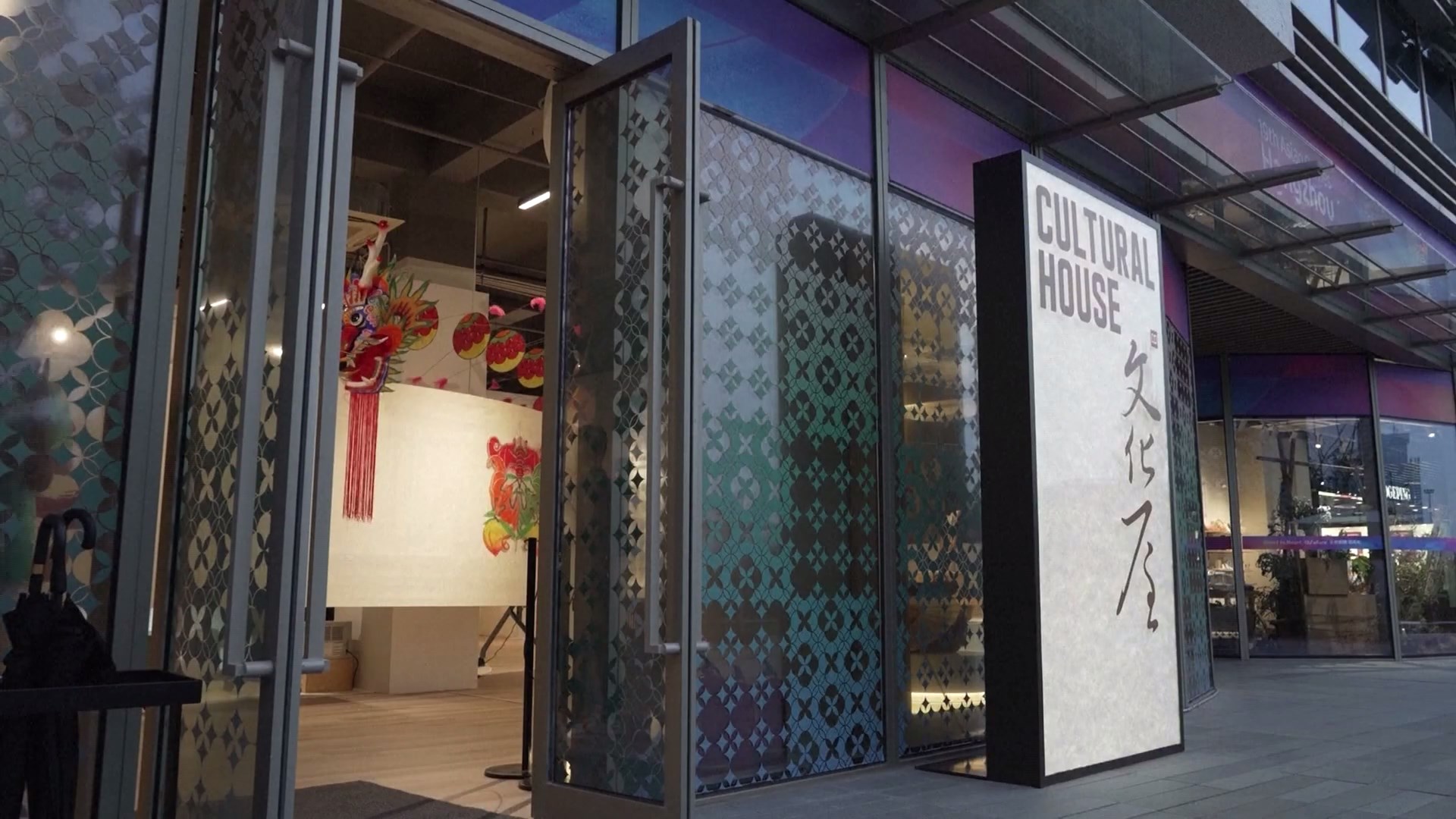 Di rumah budaya Desa Asian Games Hangzhou banyak atlet yang mencoba membuat kerajinan tangan