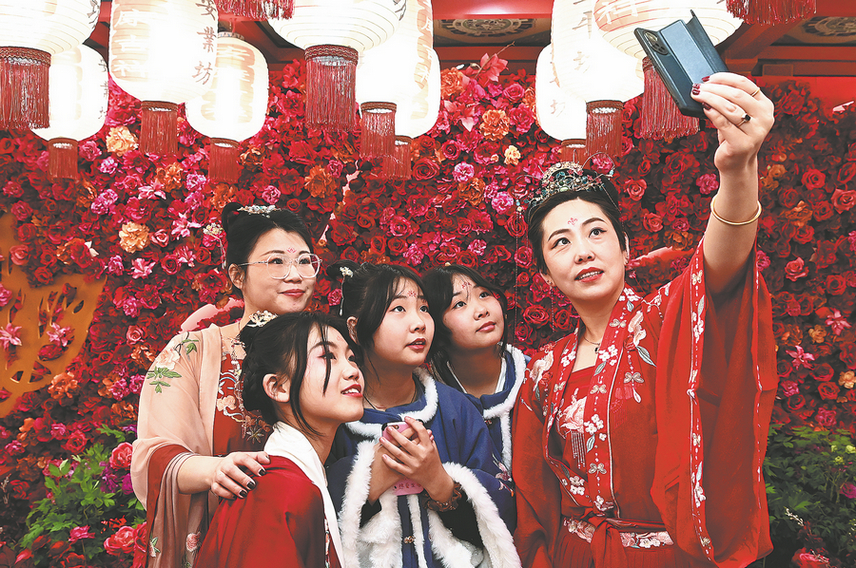 Saat ini semakin banyak anak muda yang memakai hanfu yang diadaptasi karena mereka percaya cara terbaik untuk melestarikan tradisi adalah menyesuaikannya dengan kehidupan modern

Turis berbalut hanfu tradisional berpose untuk berfoto di kawasan wisata  di Distrik Baru Qujiang di Xi'an provinsi Shaanxi [Foto/Xinhua]