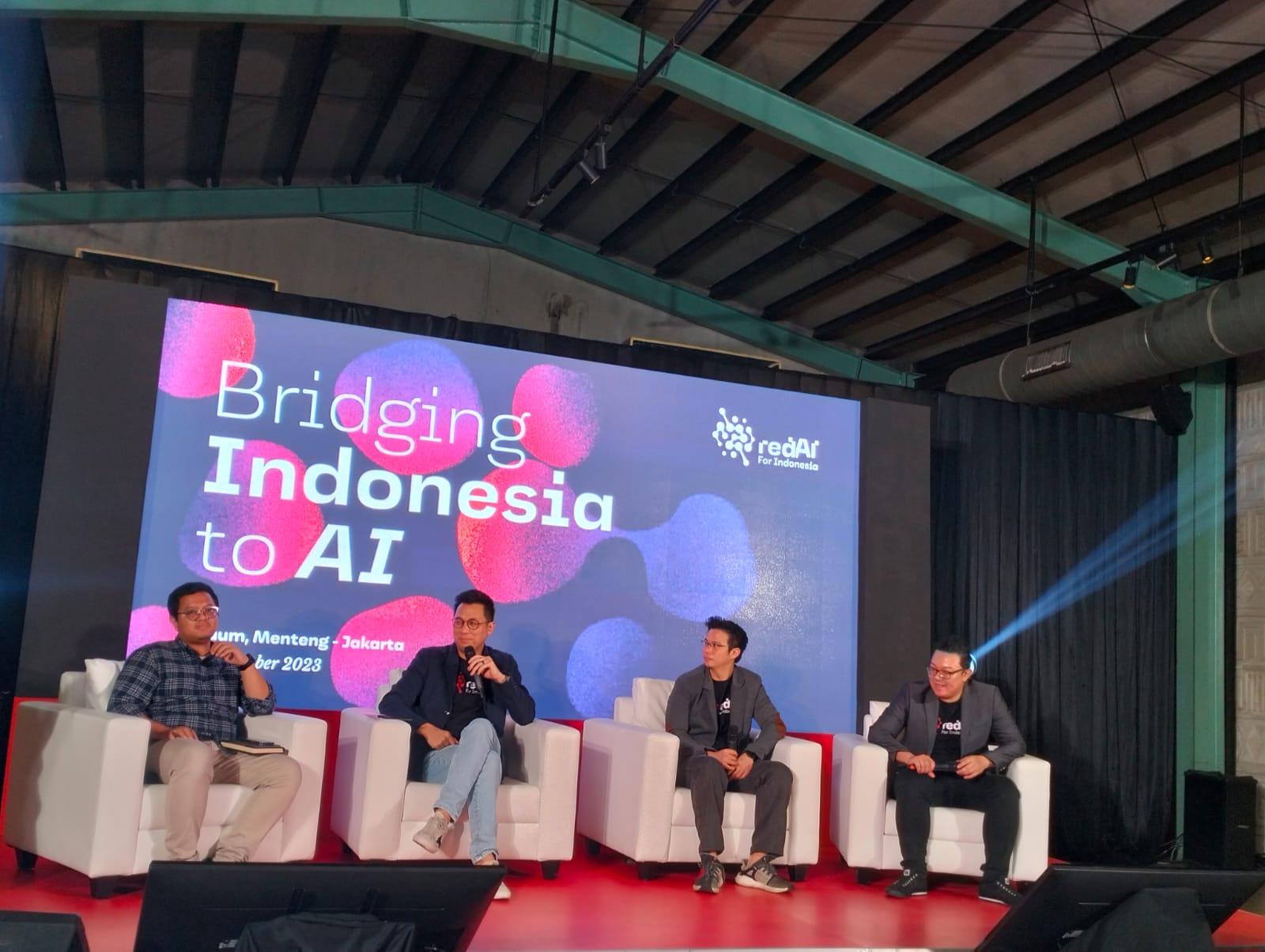 Meski UMKM memiliki kualitas produk yang bagus tetapi masih mengalami kendala khususnya pada proses pemasaran secara digital