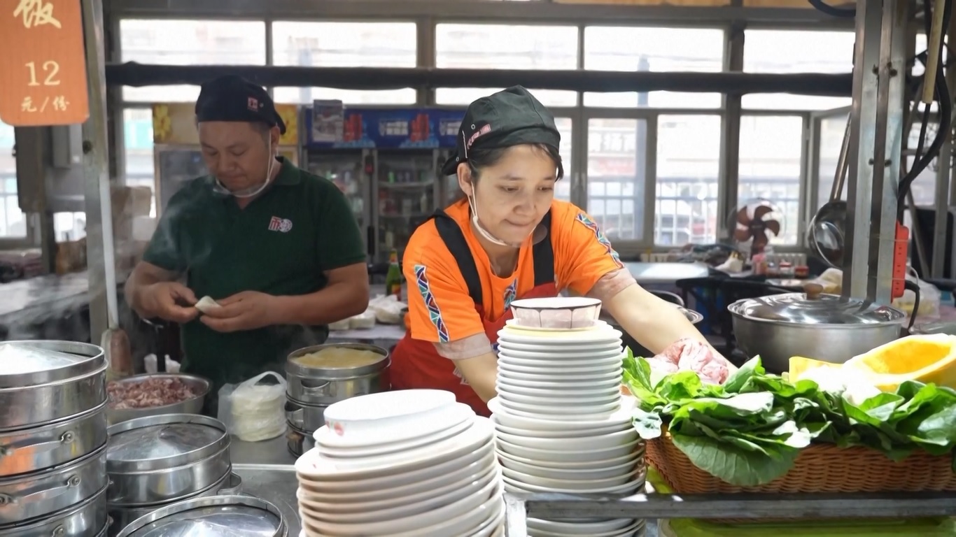 Tur Pasar Malam Tawarkan Kesempatan bagi Wisatawan untuk Jelajahi Budaya Hotan yang Beragam