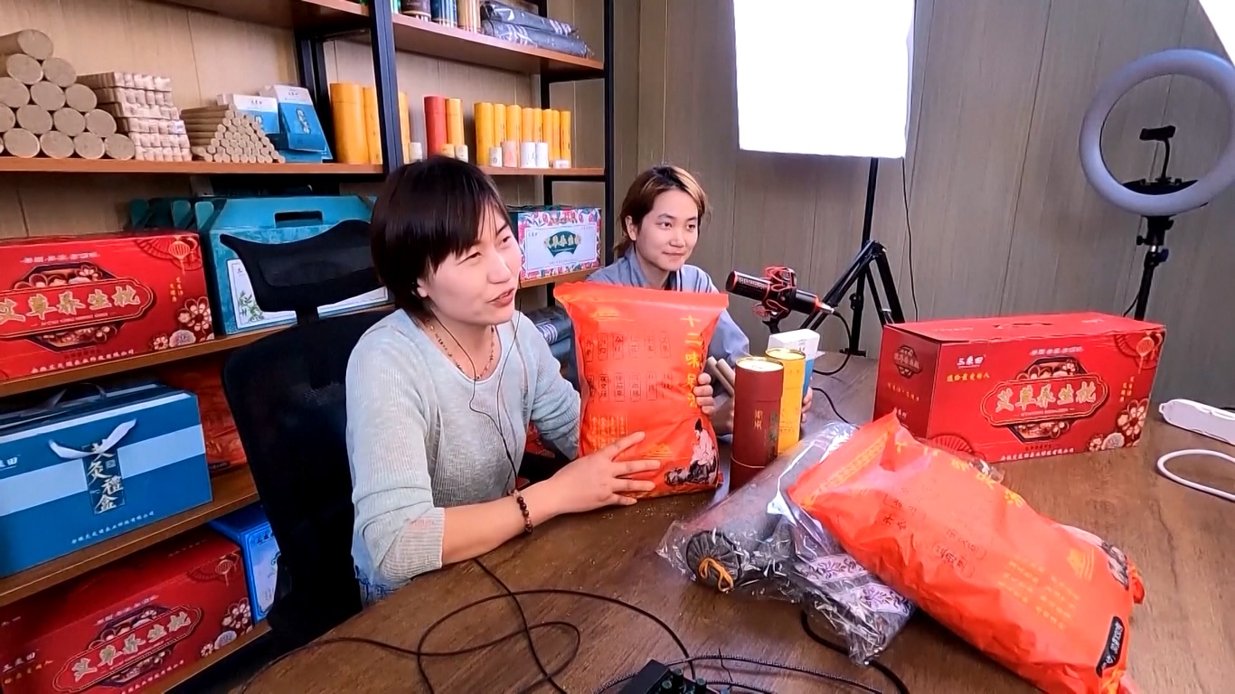 E-commerce juga memainkan peran penting dalam meningkatkan penjualan produk perdagangan luar negeri di pasar domestik