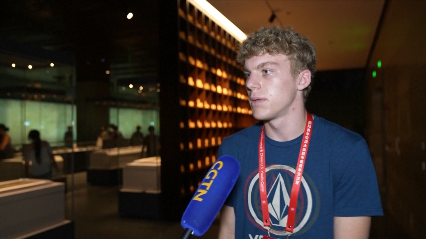 Mereka terlibat dalam kegiatan langsung seperti cetak balok kayu