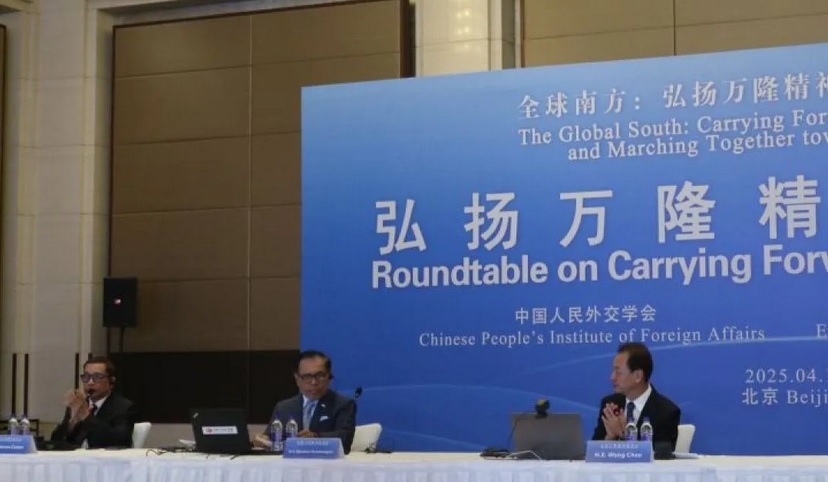 KAA 1955 menghasilkan sepuluh pernyataan prinsip-prinsip dasar yang dikenal sebagai Dasasila Bandung atau Bandung Principles yang kemudian menjadi semangat bagi negara-negara Asia dan Afrika menyelesaikan masalah kolonialisme