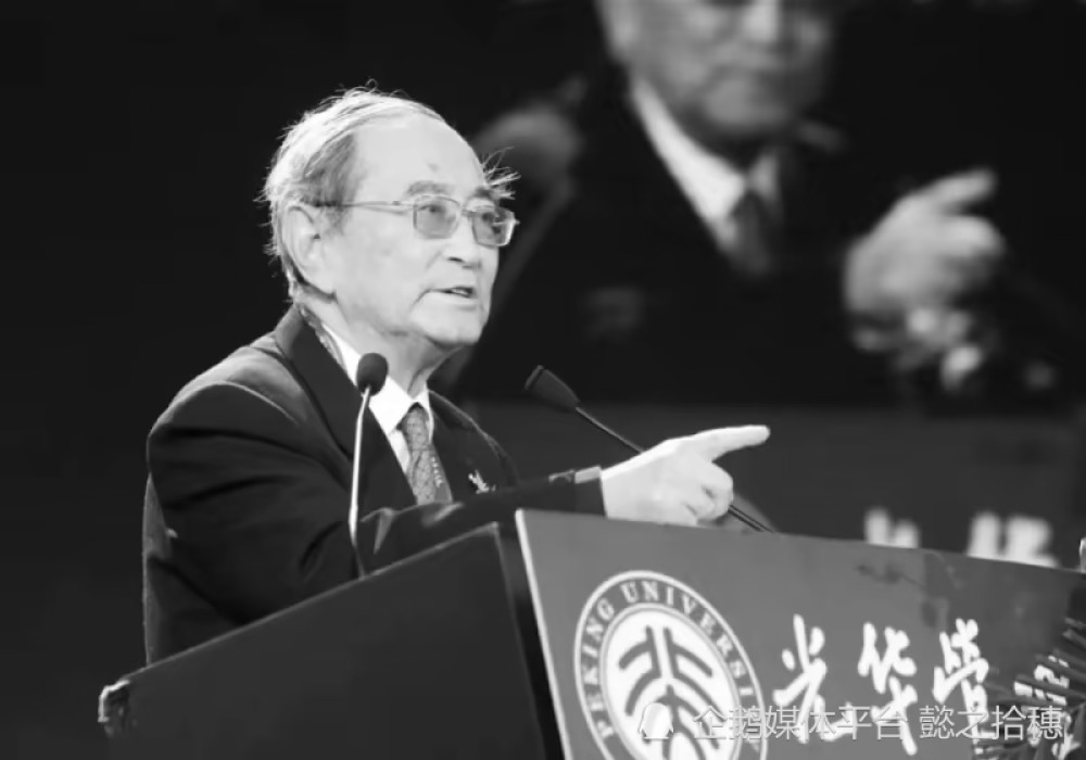 Li Yining ekonom Tiongkok yang terkenal kontribusinya terhadap reformasi ekonomi Tiongkok 