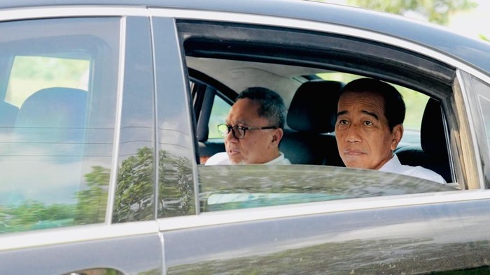 Presiden Joko Widodo (Jokowi) mengecek langsung jalanan rusak di Lampung  Jokowi dan rombongan berjibaku melintasi jalanan yang rusak parah