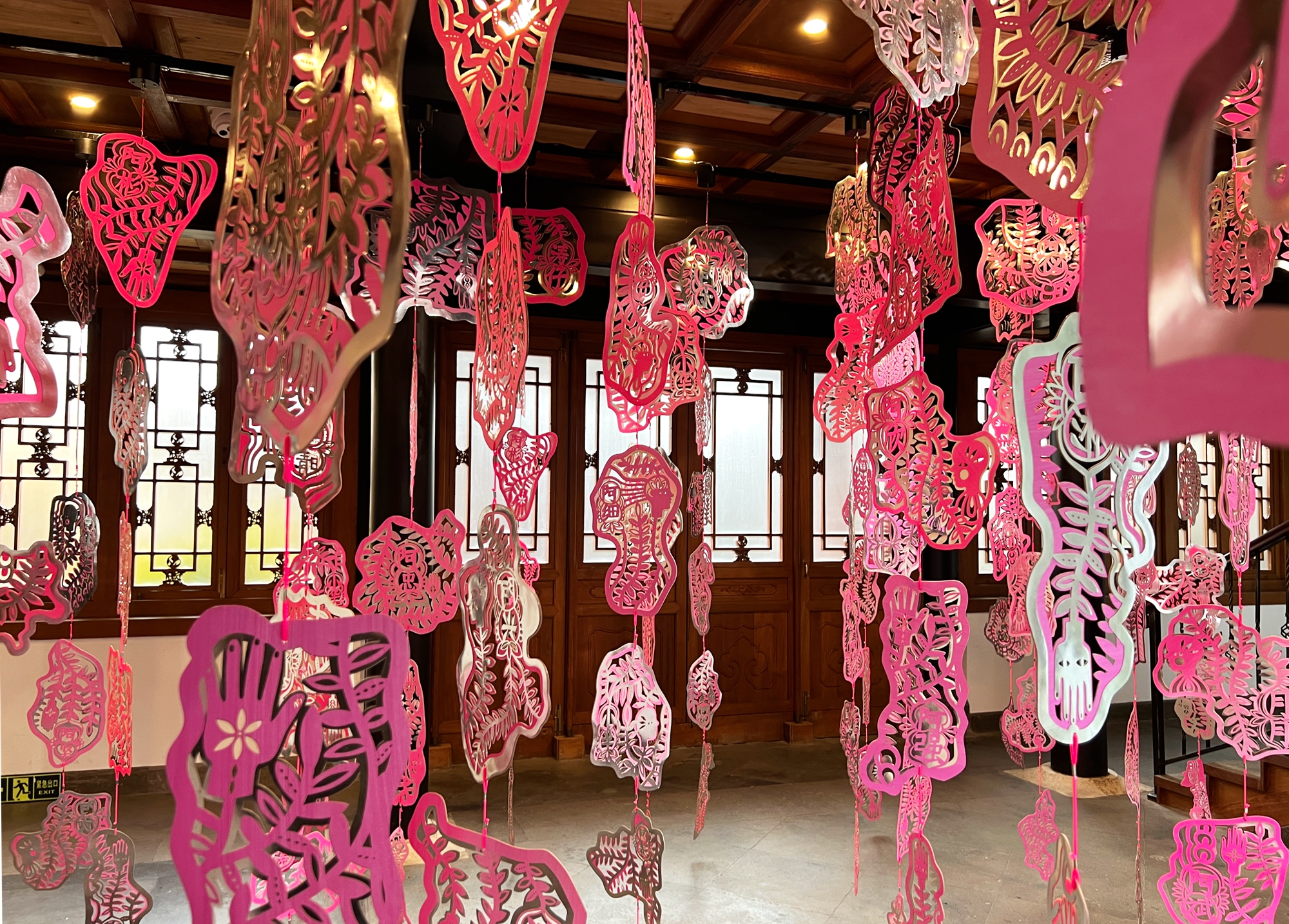 Lebih dari 600 lembar potongan kertas penutup dinding dikumpulkan memulihkan kisah penduduk masa lalu di daerah Taipingxu melalui konsepsi artistik