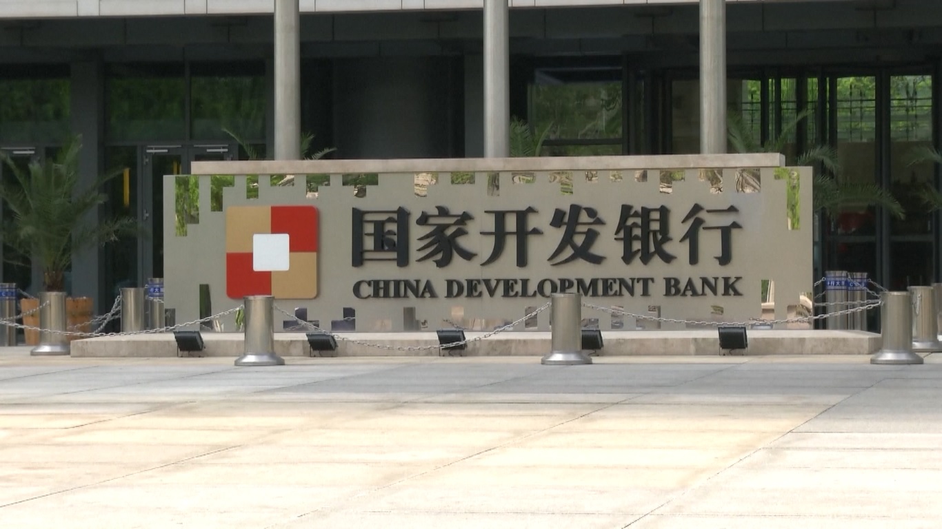 Mereka menerbitkan lebih dari 250 miliar yuan (sekitar 577 triliun rupiah) pinjaman hijau dalam empat bulan pertama tahun 2025