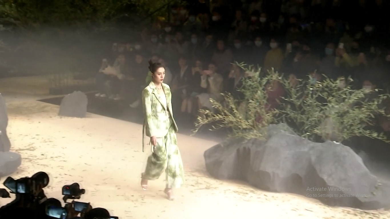 Perpaduan indah antara estetika tradisional Tiongkok dan mode fashion modern telah menampilkan pertunjukan yang luar biasa di China Fashion Week Musim Gugur/Musim Dingin 2023 yang sedang berlangsung di Beijing