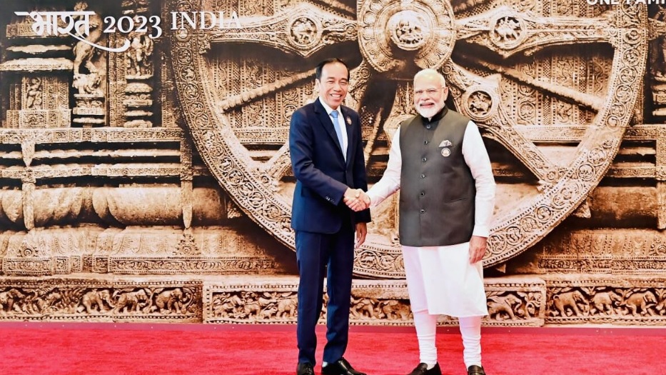 Kedua pemimpin negara pun tampak berfoto bersama sambil berjabat tangan dengan latar belakang roda yang menjadi ikon dari Kornark Sun Temple yang merupakan bagian dari situs warisan dunia UNESCO