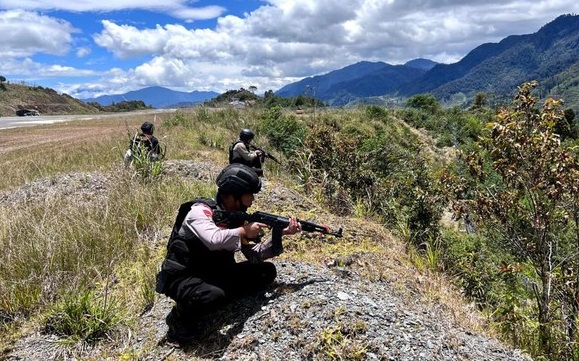 Kapendam XVII/Cenderawasih Kolonel Kav Herman Taryaman dalam keterangan tertulis mengatakan pada Minggu (23/4) gerombolan KKB menggunakan dua senjata api laras panjang menyerang aparat TNI Yonif 305/Tkr saat berada di Kampung Sambili menuju Kampung Kusage namun gerombolan tersebut melarikan diri