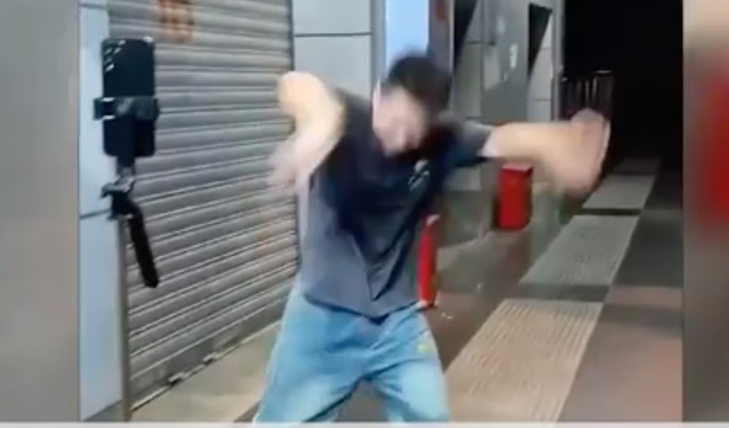 Pria Tiongkok Menari di Siaran Langsung untuk Mendanai Pengobatan Kanker Istri dan Putrinya