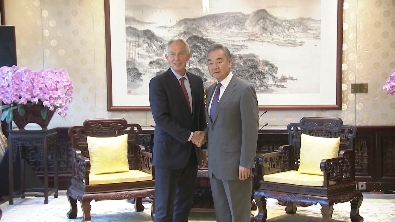 Menlu Tiongkok Bertemu Eks PM Inggris Bahas Hubungan Bilateral dan Konflik Israel-Iran