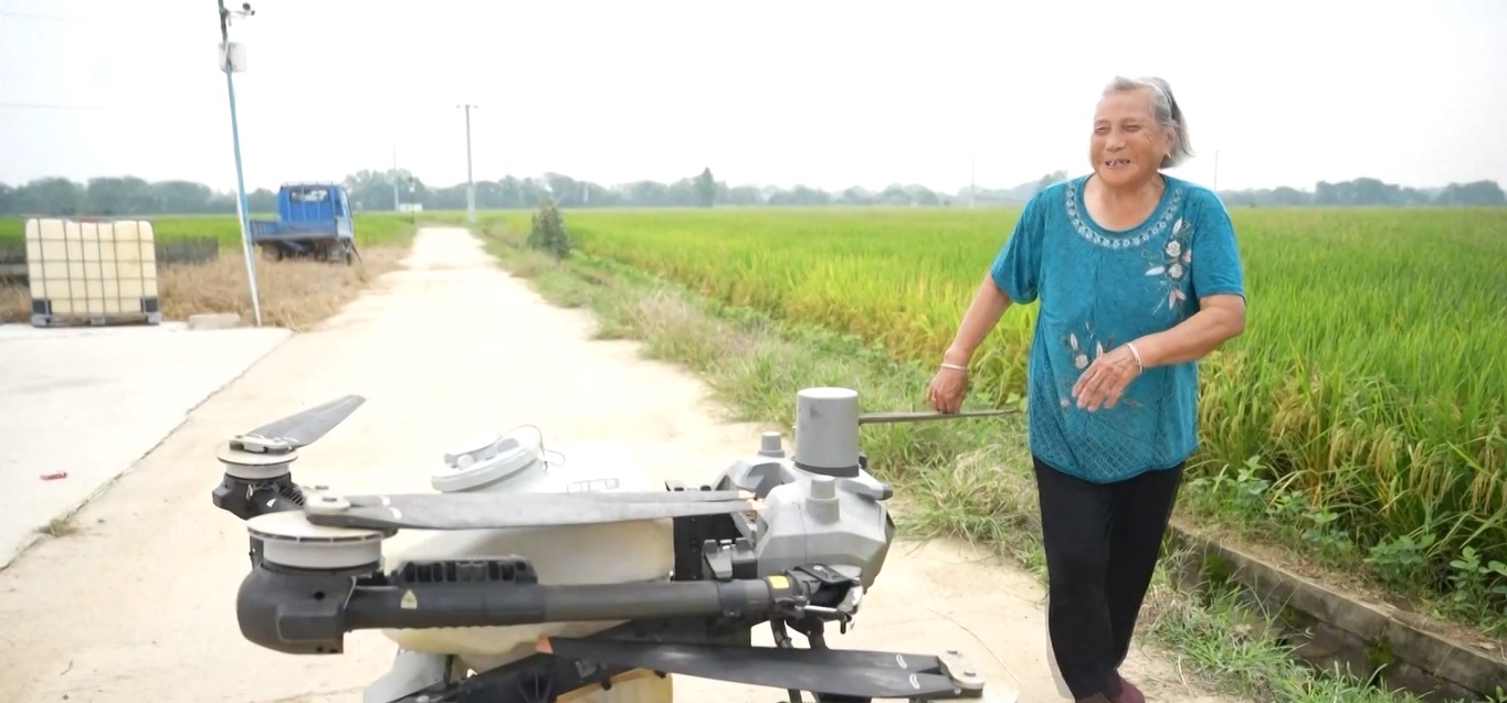 Nenek Berusia 82 Tahun di Tiongkok Ini Merangkul Teknologi Modern dalam Bertani