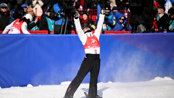 XuMengtao tampil lebih baik pada lompatan pertamanya dengan lompatan sejauh 97