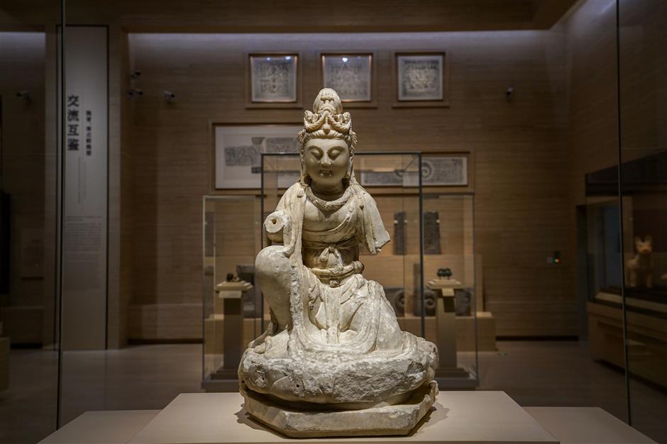 Pameran ini mencakup patung perunggu pra-Qin