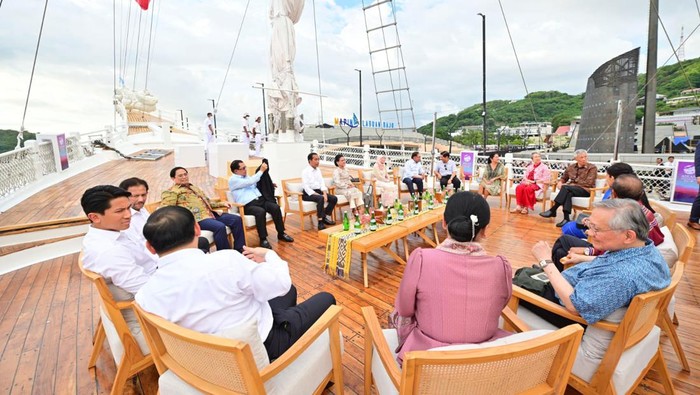 Selepas melakukan serangkaian pertemuan pada Konferensi Tingkat Tinggi (KTT) ke-42 ASEAN