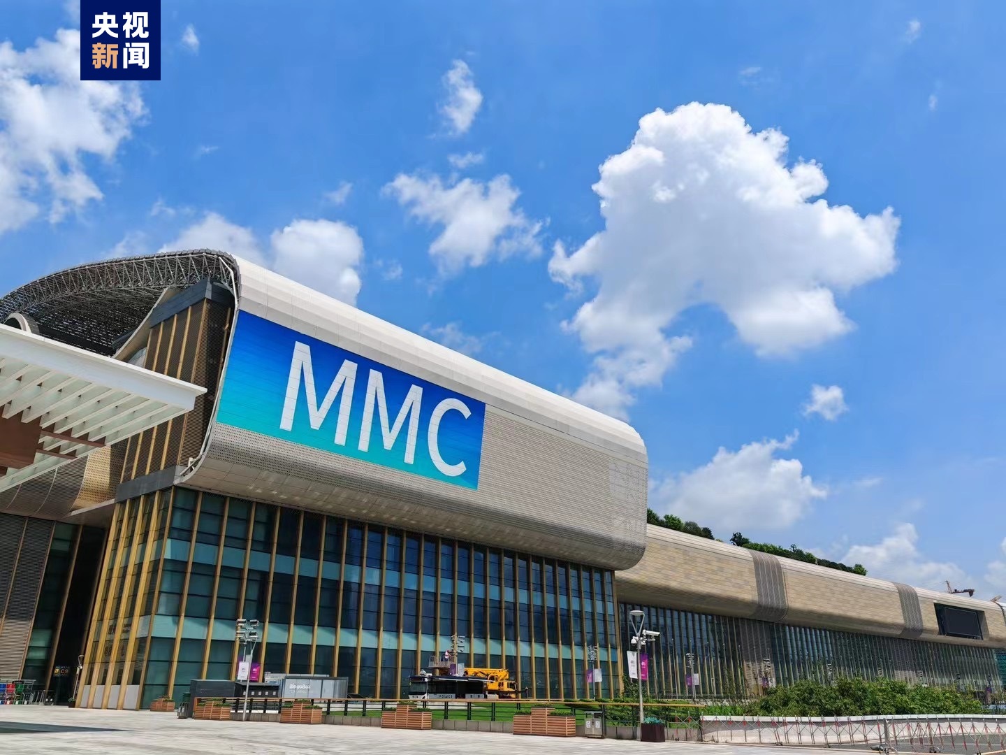 Para awak media gelombang pertama akan melakukan aktifasi kartu registrasi untuk digunakan secara resmi