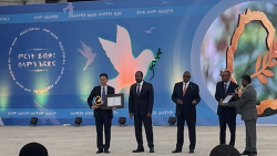 Perdana Menteri Ethiopia Abiy Ahmed menyerahkan surat penghargaan dan simbol perdamaian yang terbuat dari selongsong peluru kepada Xue Bing utusan khusus untuk Urusan Tanduk Afrika dari Kementerian Luar Negeri Tiongkok