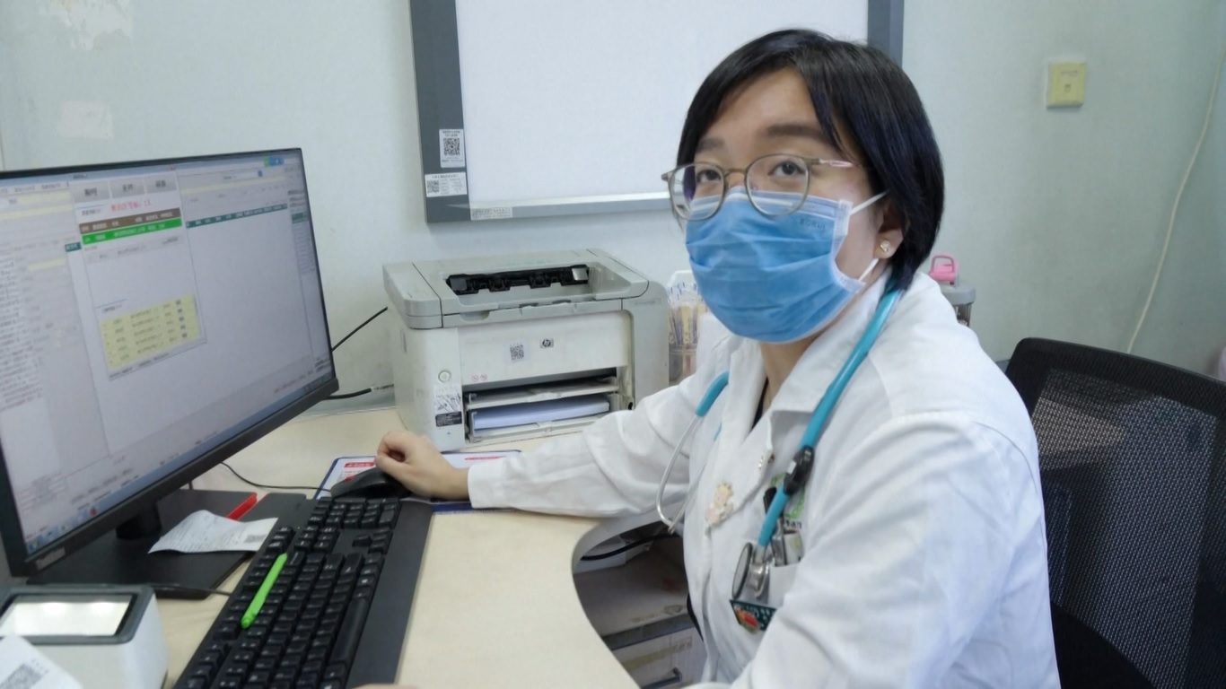 Rumah sakit telah mengerahkan tenaga tambahan untuk mendukung departemen penyakit dalam serta klinik demam dan batuk untuk mengatasi puncak infeksi saluran pernapasan