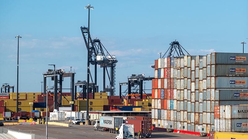 Presiden AS Donald Trump menandatangani perintah eksekutif pada hari Sabtu untuk mengenakan tarif 10 persen pada barang-barang yang diimpor dari Tiongkok