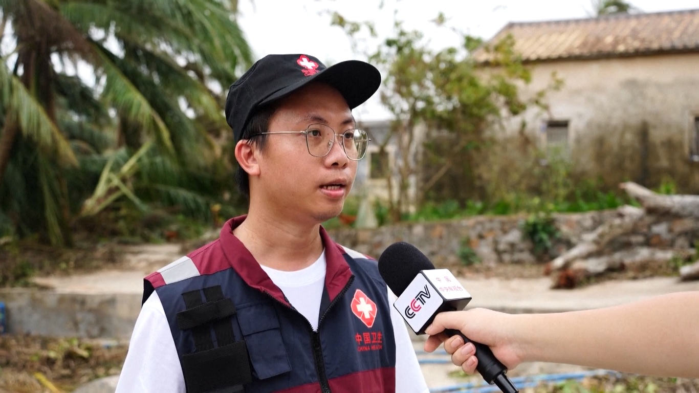 Hainan menghadapi kekuatan penuh topan itu