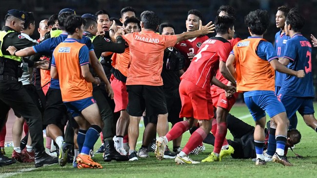 Keributan yang terjadi pada laga Indonesia vs Thailand di final SEA Games 2023 jadi sorotan AFC Kedua tim berpeluang dijatuhi sanksi atas aksi tak sportif di lapangan
