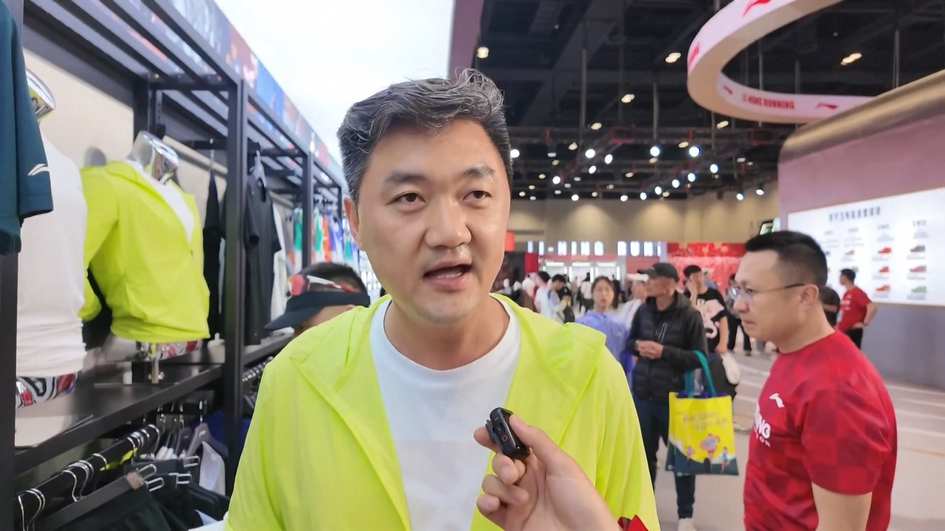 Di sebuah toko peralatan olahraga di Beijing Half Marathon Expo