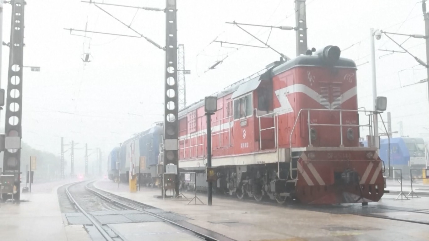 Topan Danas Melanda Daratan Ketiga di Pantai Timur Tiongkok