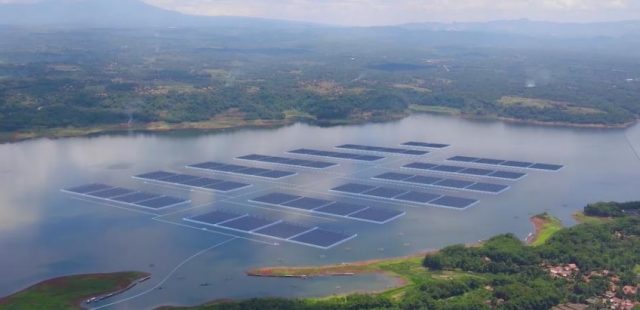 Gubernur Jawa Barat Ridwan Kamil menyebut Pembangkit Listrik Tenaga Surya (PLTS) di Waduk Cirata yang akan diresmikan Presiden Joko Widodo (Jokowi) pada bulan Oktober mendatang