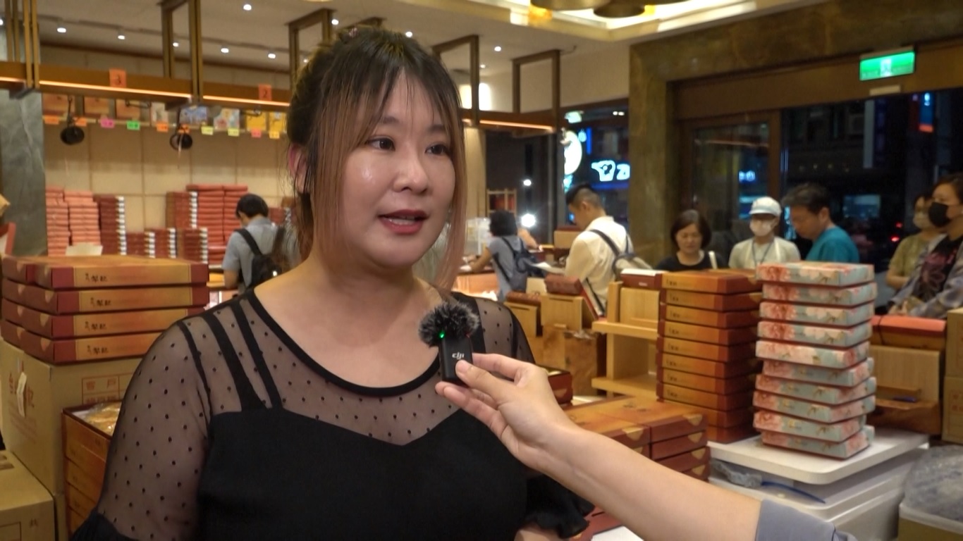 Cita rasa tradisional seperti kue bulan kacang hijau dan kue kuning telur kacang merah