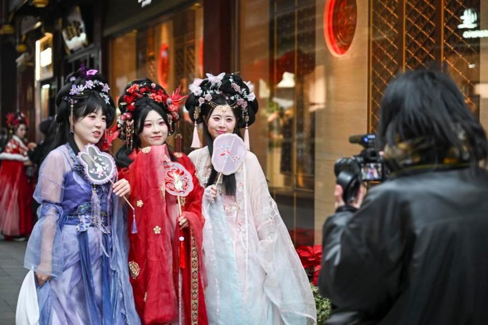 Dari Tiongkok ke Lemari pakaian Dunia: Kebangkitan Mode Hanfu
