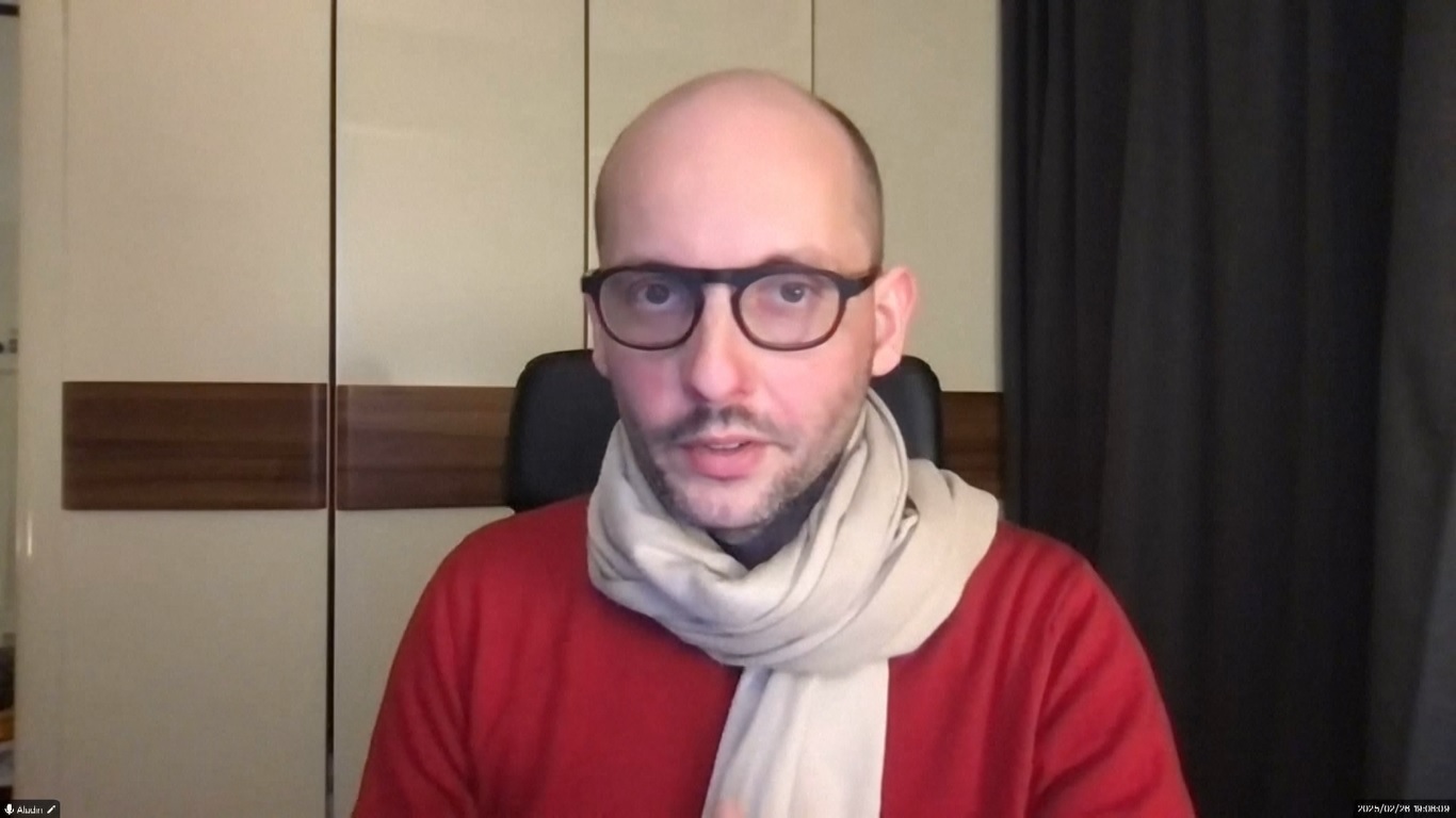 Menjelang perilisan resmi di seluruh negeri